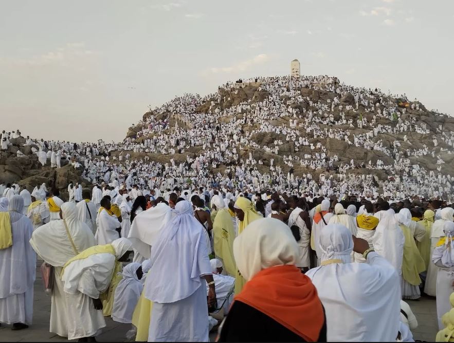 Para jemaah haji dari seluruh dunia memadati Jabal Rahmah jelang pelaksanan wukuf di padang Arafah.