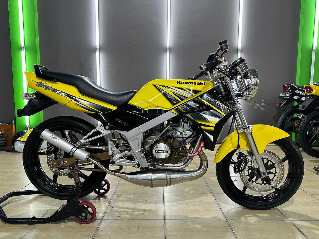 Kawasaki Ninja 150 SS dengan teknologi KIPS jadi primadona 2-tak yang diburu kolektor sejak produksinya dihentikan tahun 2015.