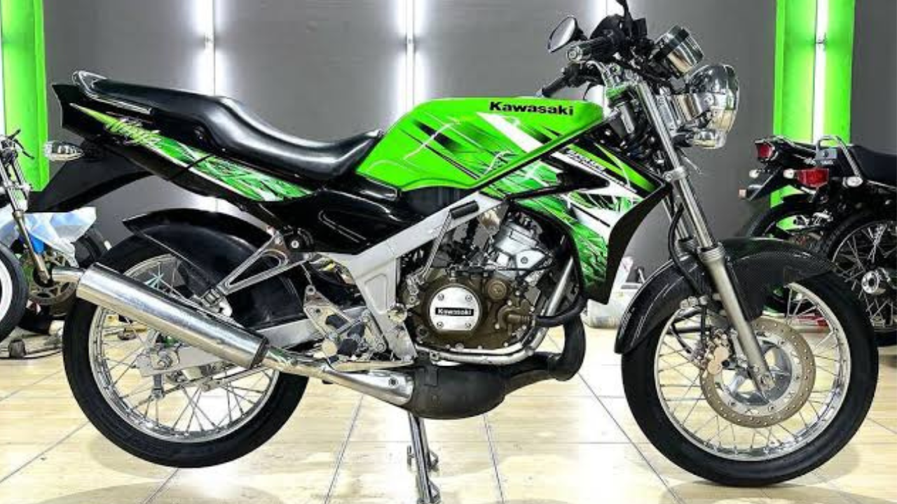 Tampang Semi Touring &ndash; Kawasaki Ninja 150 M dengan lampu bulat, stang tinggi, dan velg jari-jari tampil beda dari RR maupun R.