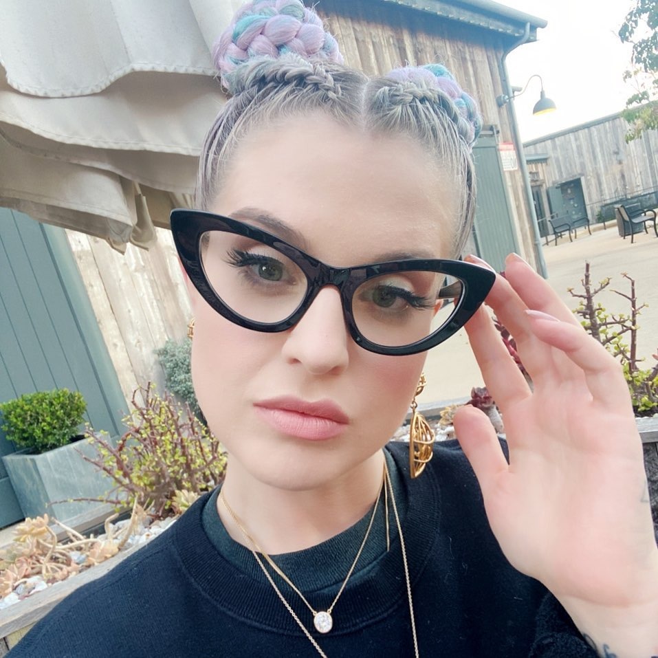 Yuk, cari tahu model kacamata paling cocok buat bentuk wajahmu biar makin kece maksimal.