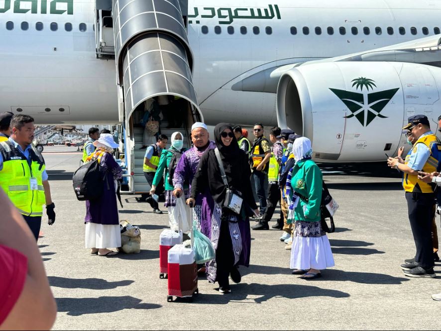 Kloter 1 jemaah haji Debarkasi Surabaya tiba dengan selamat di Bandara Juanda, Kamis (12/6) pukul 10.20 WIB. Disusul kloter 2 dan 3.