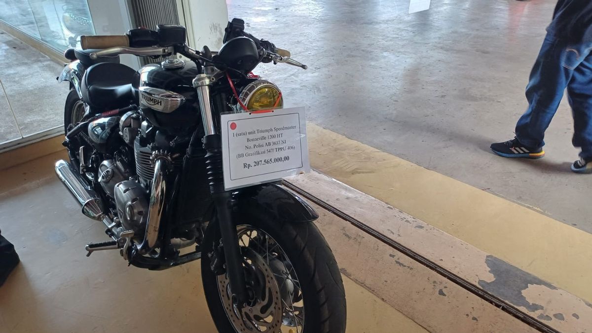 Motor Triumph Bonneville Speedmaster 1200 HT milik Rafael Alun Trisambodo dipajang di Rupbasan Cawang sebelum dilelang seharga Rp 211 juta.