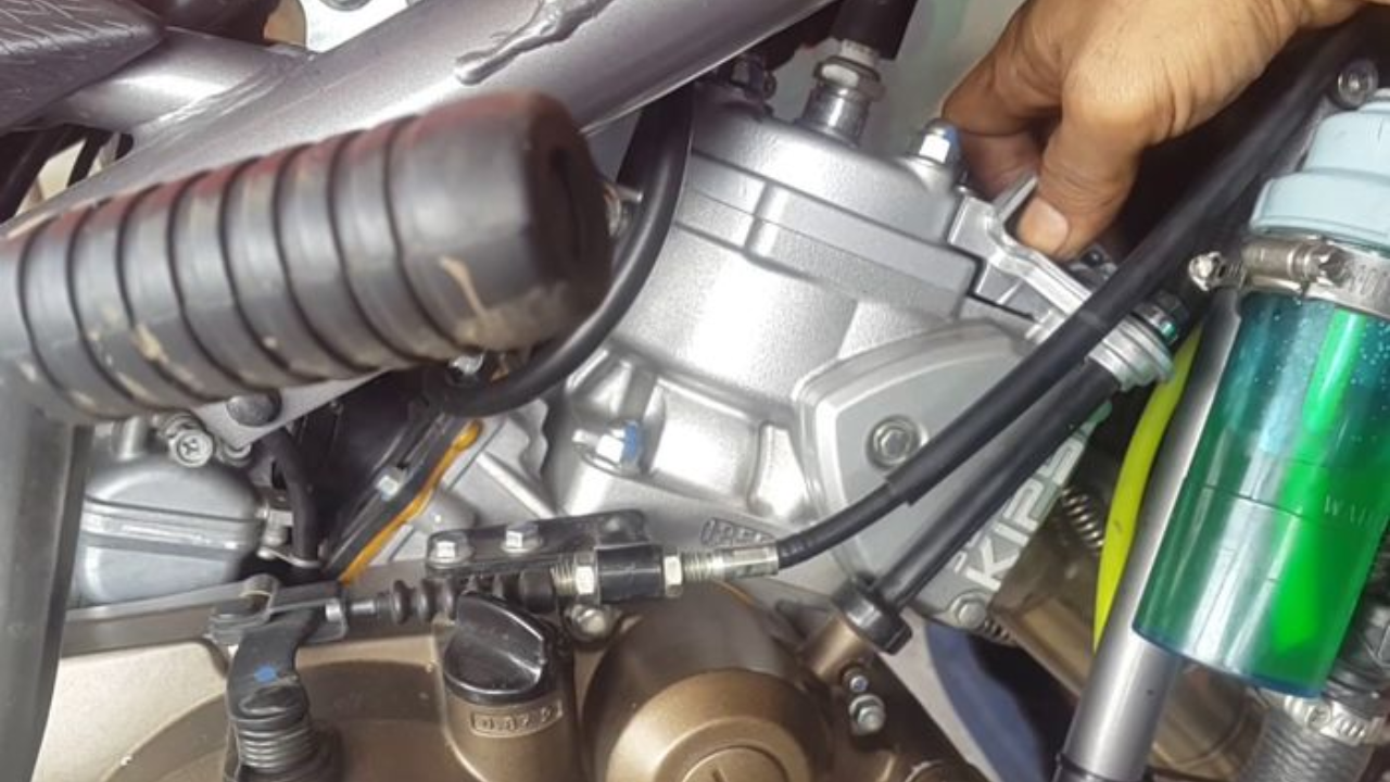 Bagian mesin 2‑tak Kawasaki dengan teknologi Super KIPS&mdash;katup otomatis untuk tenaga galak dan torsi lembut sekaligus.