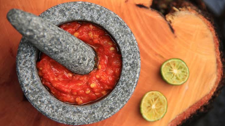 Makanan pedas bikin nagih, tapi hati-hati lambung bisa protes! Yuk kenali batas aman konsumsi cabai biar tetap sehat dan happy!