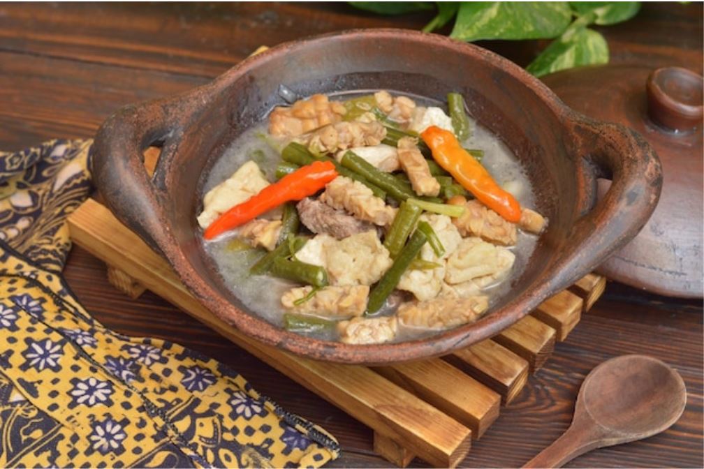 Aromanya yang khas, kuah santan yang gurih, serta kombinasi sayuran yang harmonis membuat sayur lodeh selalu dirindukan.