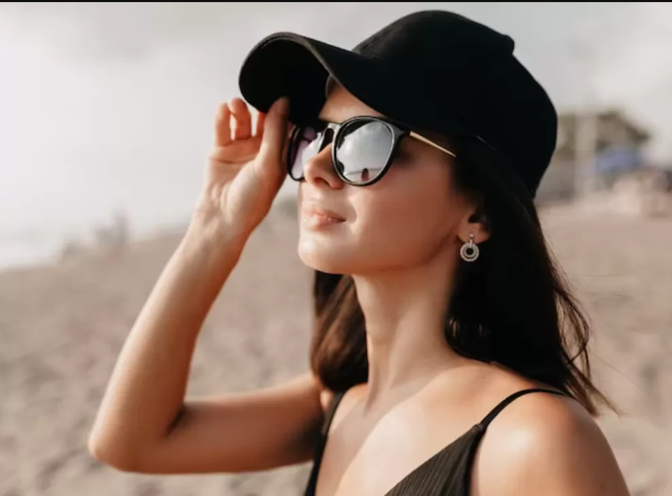 4 model kacamata kece buat indoor & outdoor yang cocok buat piknik ke pantai.
