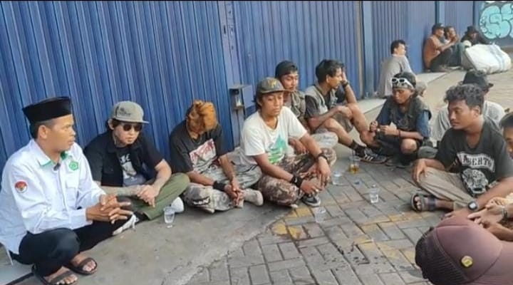 Ustad Suhanda berdakwah ke lorong-lorong jalanan mendampingi anak-anak punk di Bekasi.