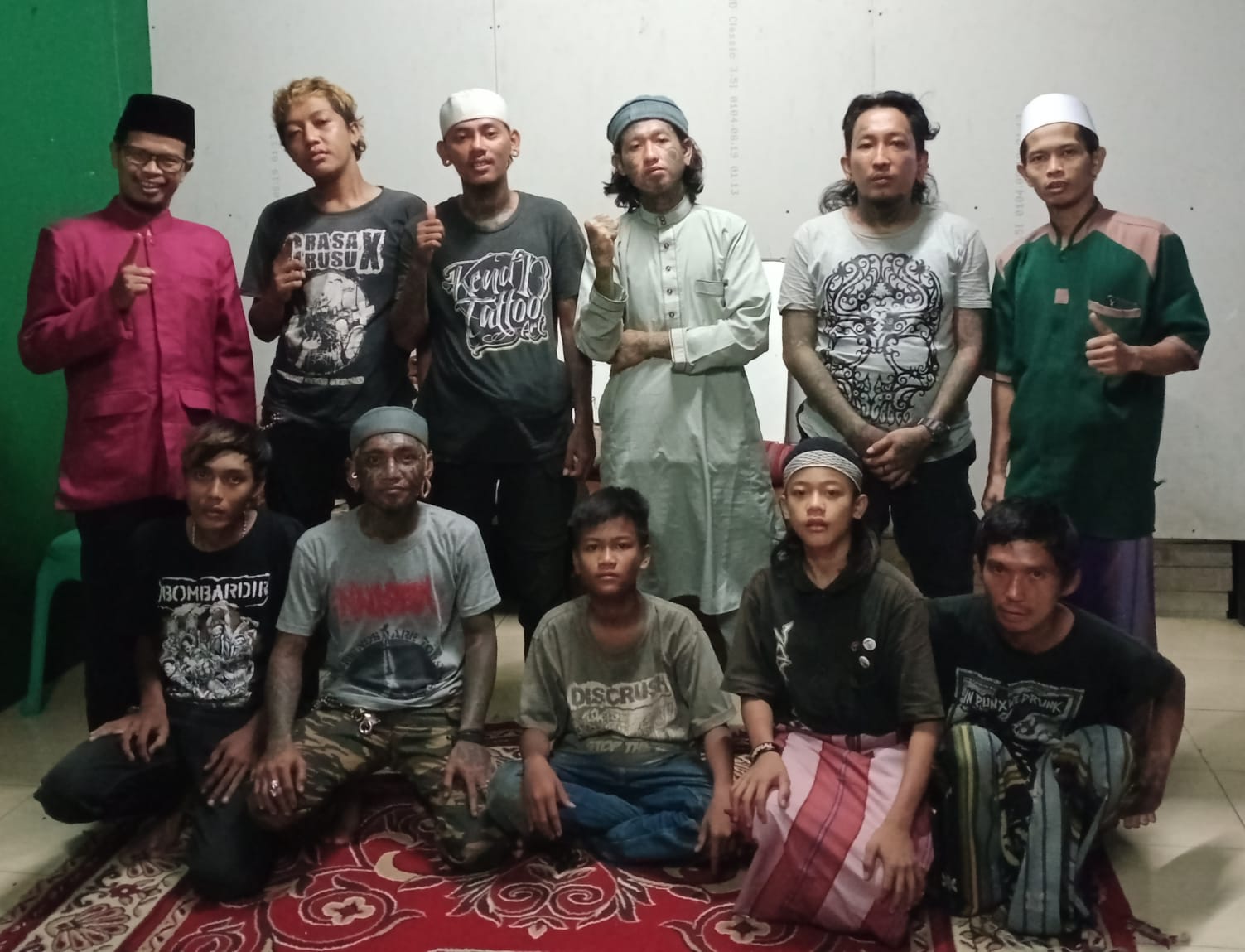 Ustad Suhanda mendirikan Rumah Hijrah untuk membimbing anak jalanan dan komunitas punk di Bekasi.