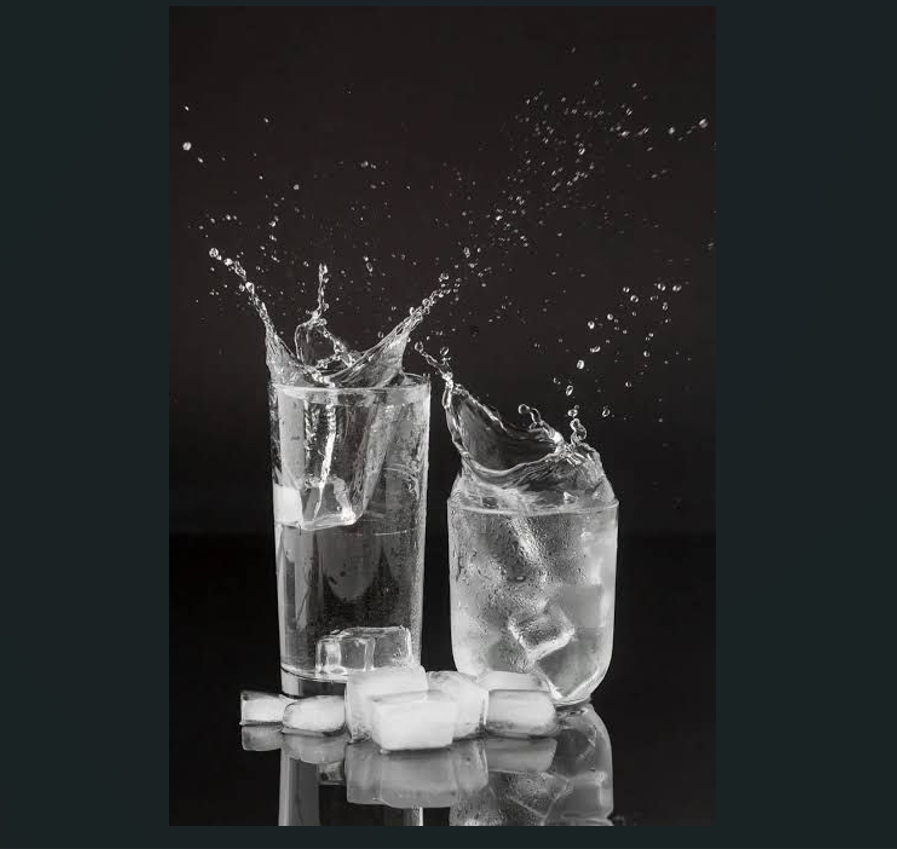 Banyak orang percaya bahwa minum air es, terutama setelah makan, bisa menyebabkan perut buncit.