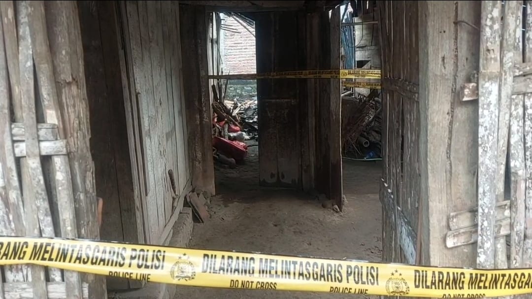 Kakek Marijo tewas terbakar di tumpukan kayu rumahnya sendiri di Saradan, Madiun.