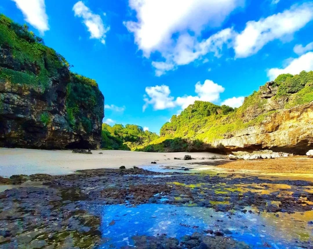 Pantai Watu Lawang; daya tarik, aktivitas seru, rute lokasi