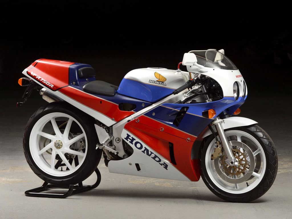 Honda RC30, motor 1987 dengan gear camshaft dan rangka aluminium, bikin banyak moge modern terlihat biasa.