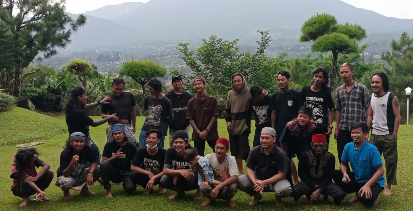 Ustad Suhanda (paling kanan, berkaus biru) mendirikan Rumah Hijrah, ruang aman bagi anak punk, eks napi, dan remaja jalanan untuk belajar agama dan kehidupan.