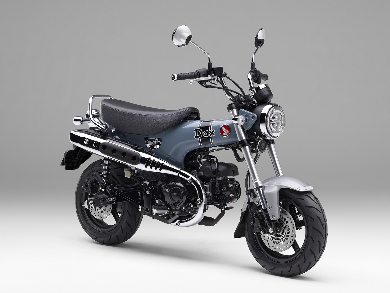 Honda ST125 Dax tampil makin ikonik dengan warna baru Pearl Glittering Blue yang mencolok dan stylish, cocok untuk gaya hidup urban masa kini.