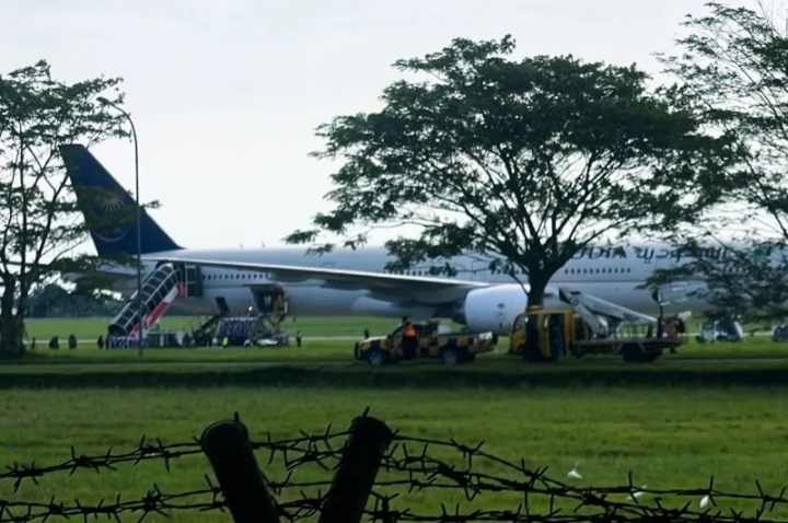Suasana evakuasi 442 jamaah haji asal Indonesia yang merupakan penumpang pesawat Saudia Airlines dengan nomor penerbangan SV-5726 yang melakukan pendaratan darurat di di Bandara Kualanamu, Medan.