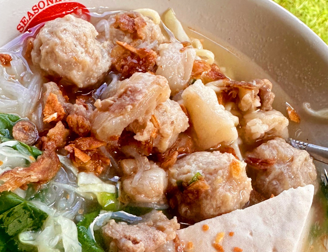 Bakso tetelan menawarkan sensasi kenyal-gurih dengan kuah kaldu daging sapi.