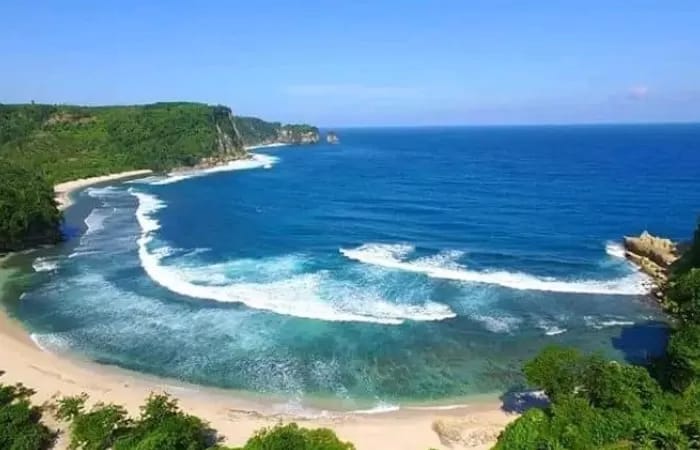 Pantai Ngalur; daya tarik, aktivitas seru, rute lokasi