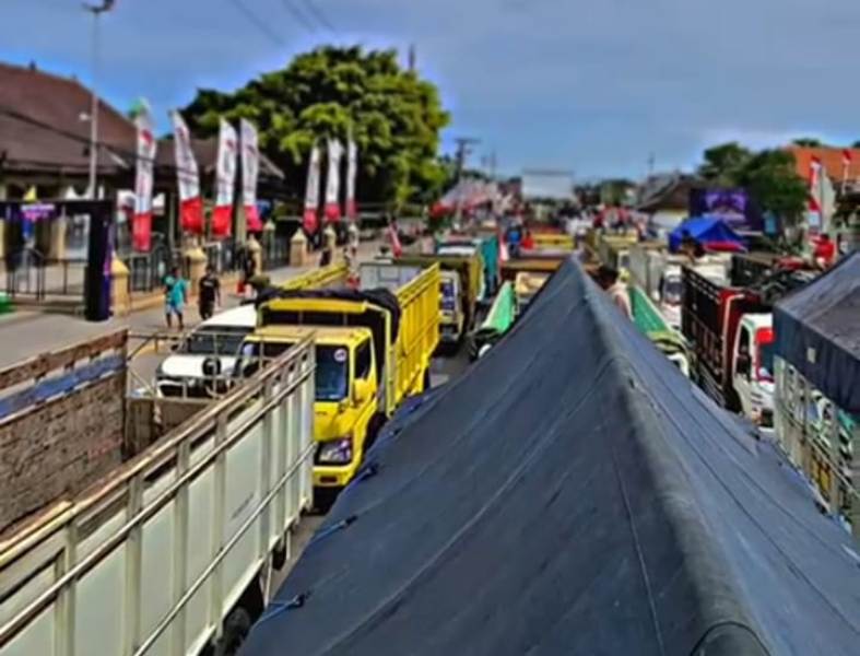 Demo sopir truk Ponorogo memenuhi jalanan, mereka menyampaikan aspirasi kepada pemerintah.