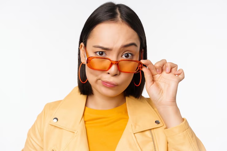 Kacamata sering turun dari hidung? Yuk atasi dengan 6 solusi praktis biar tetap nyaman dan gaya seharian!