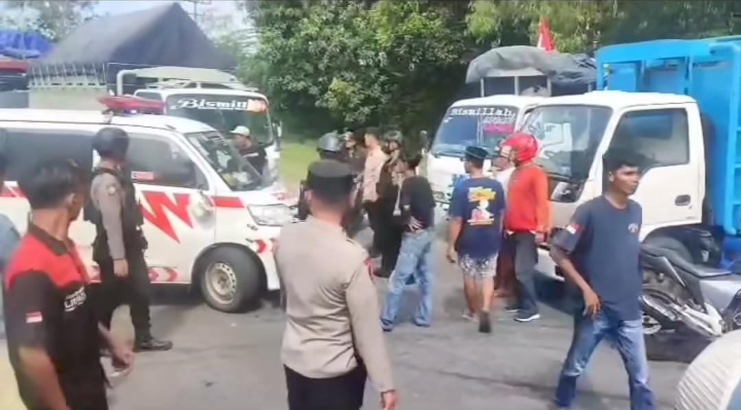 Ambulans hendak jemput pasien darurat dihadang oleh salah satu oknum sopir truck hingga Ambulans rusak.
