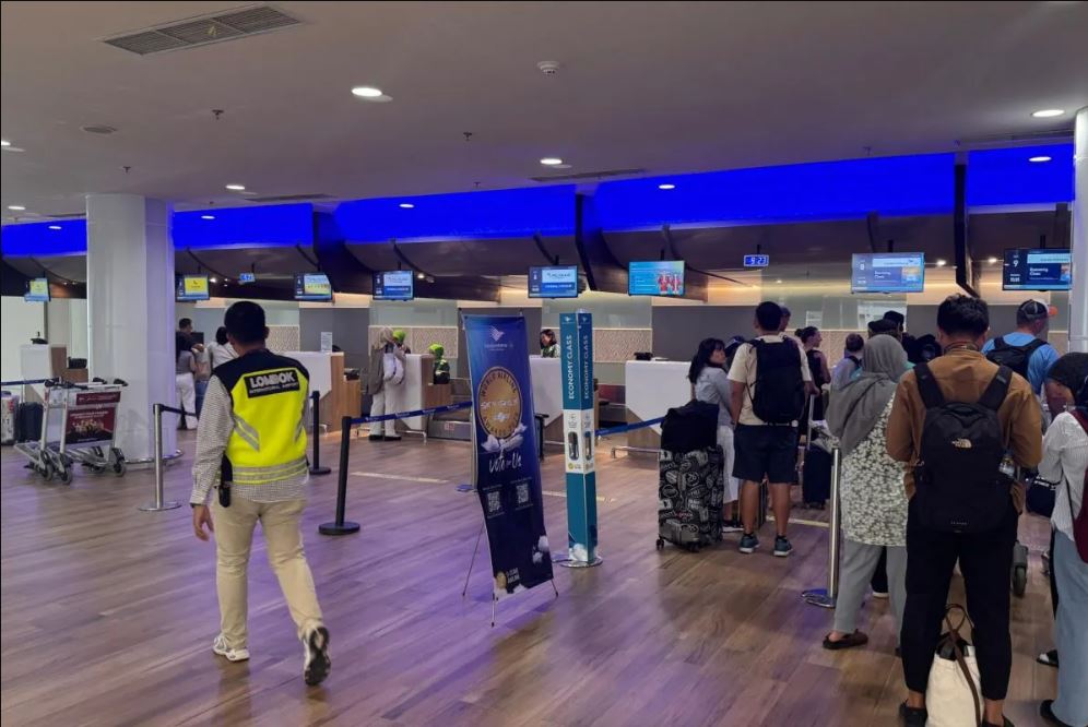 Penumpang di Bandara Internasional Lombok, Nusa Tenggara Barat.