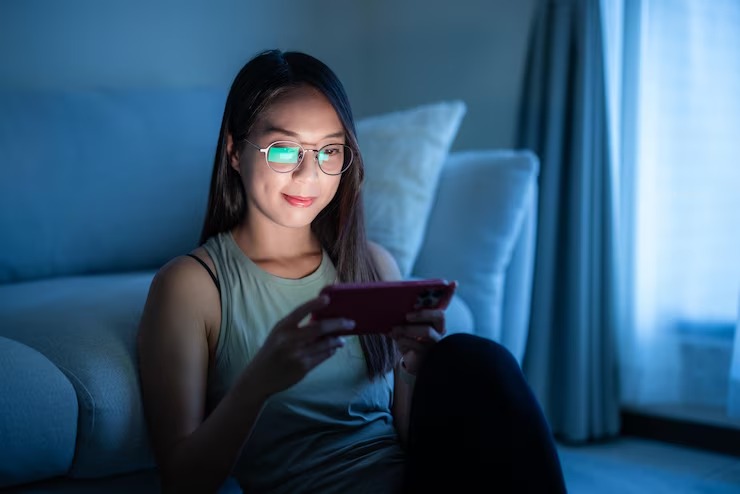 Gadgetan terus? Coba pakai lensa bluecromic biar mata tetap nyaman dan gaya tetap jalan.