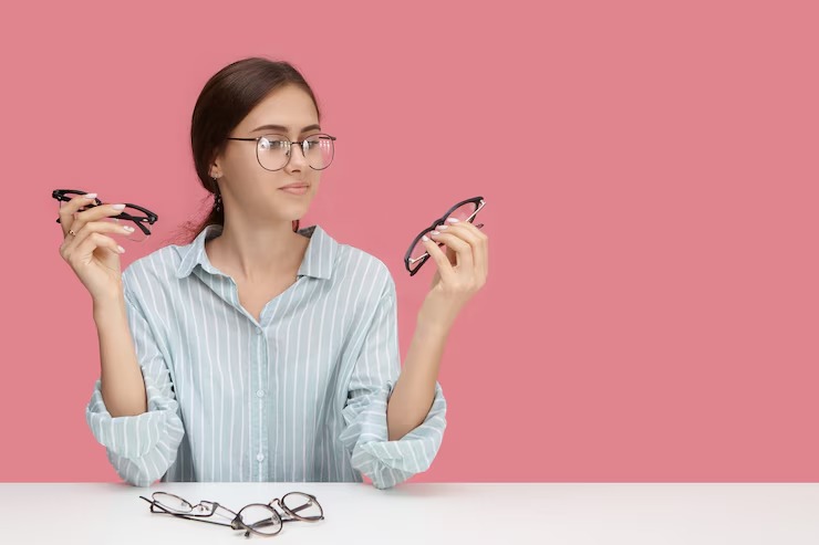 Buat kamu yang matanya sering perih gara-gara gadget, jangan asal pilih lensa kacamata. Simak perbedaan blue ray dan anti radiasi di sini!
