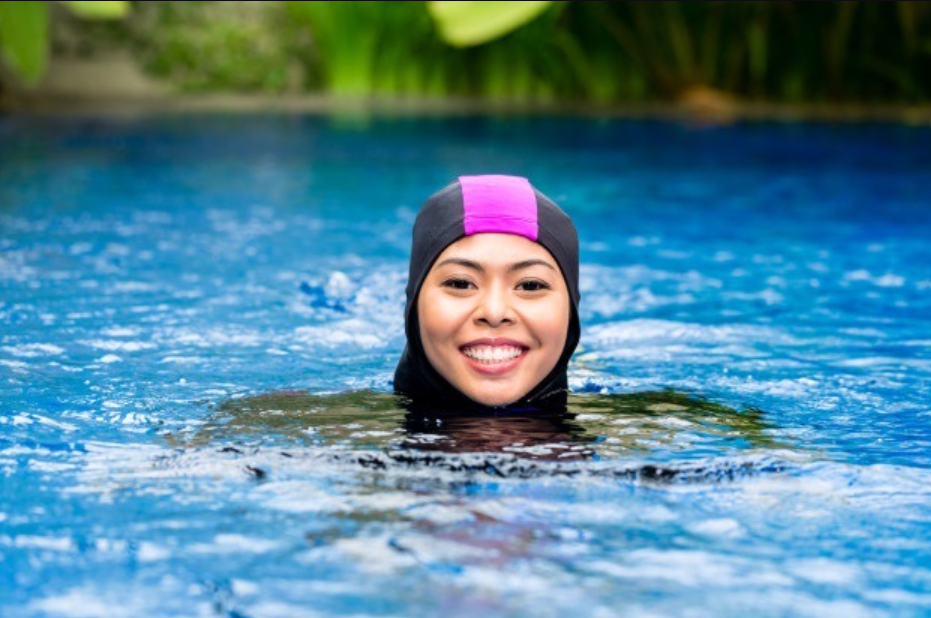 Banyak pilihan outfit renang hijab yang tetap menutup aurat, nyaman dikenakan, dan stylish.