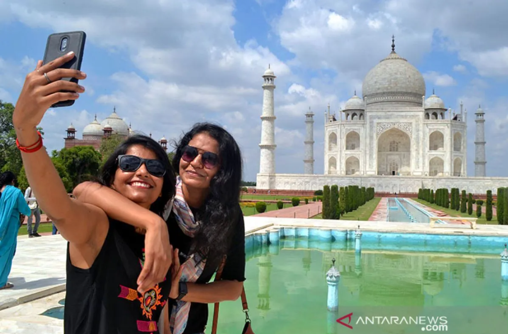 Taj Mahal, monumen cinta yang ikonik di India.