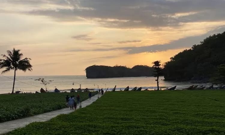 Pantai Kuyon; daya tarik, aktivitas seru, rute lokasi