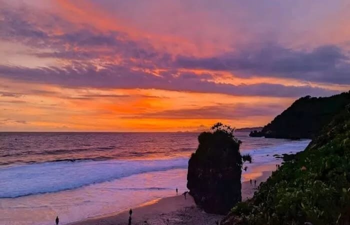 Pantai Lumbung; daya tarik, aktivitas seru, rute lokasi