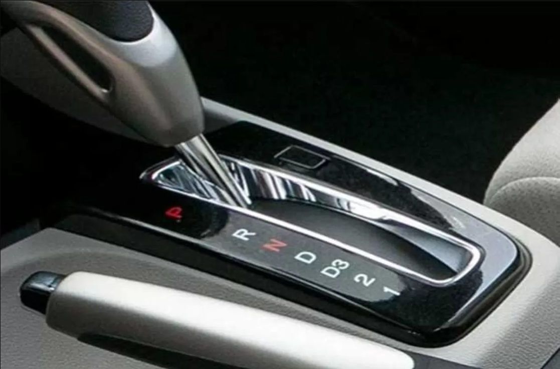 Dari D ke R langsung? Stop! Bisa bikin girboks mobil kamu rontok.