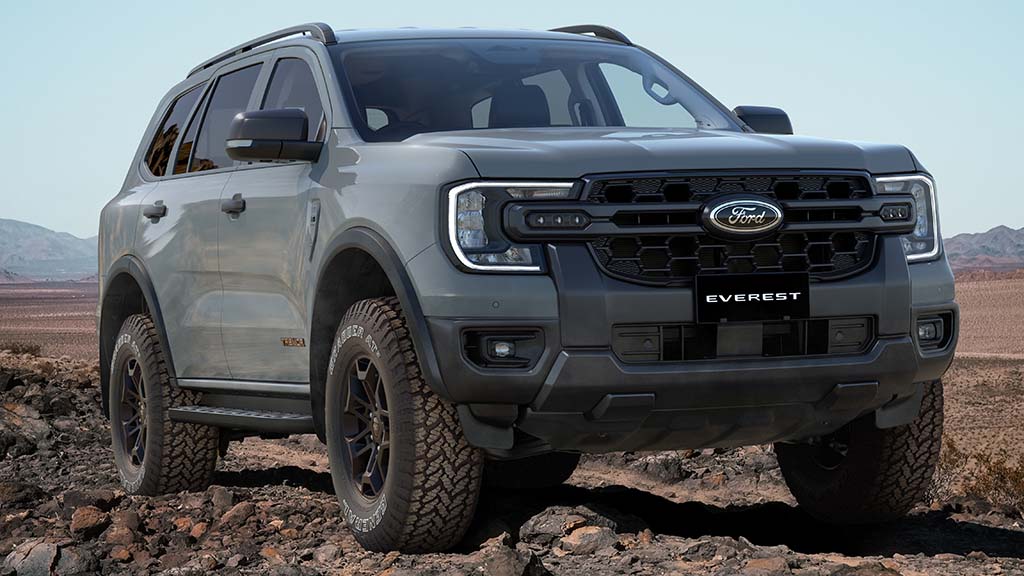 Tampilan eksterior Ford Everest Sport 2025 dominan warna hitam dari grille, pelek, hingga emblem, tampil gagah tanpa perlu modifikasi tambahan.