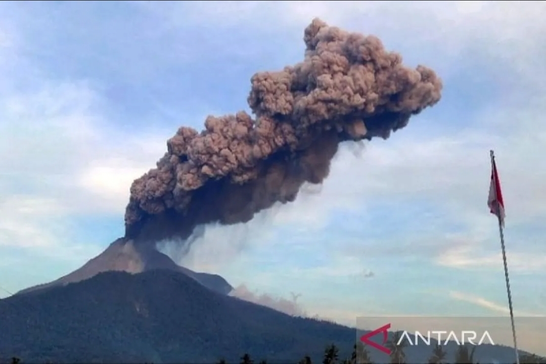 Gunung Lewatobi Laki-laki.