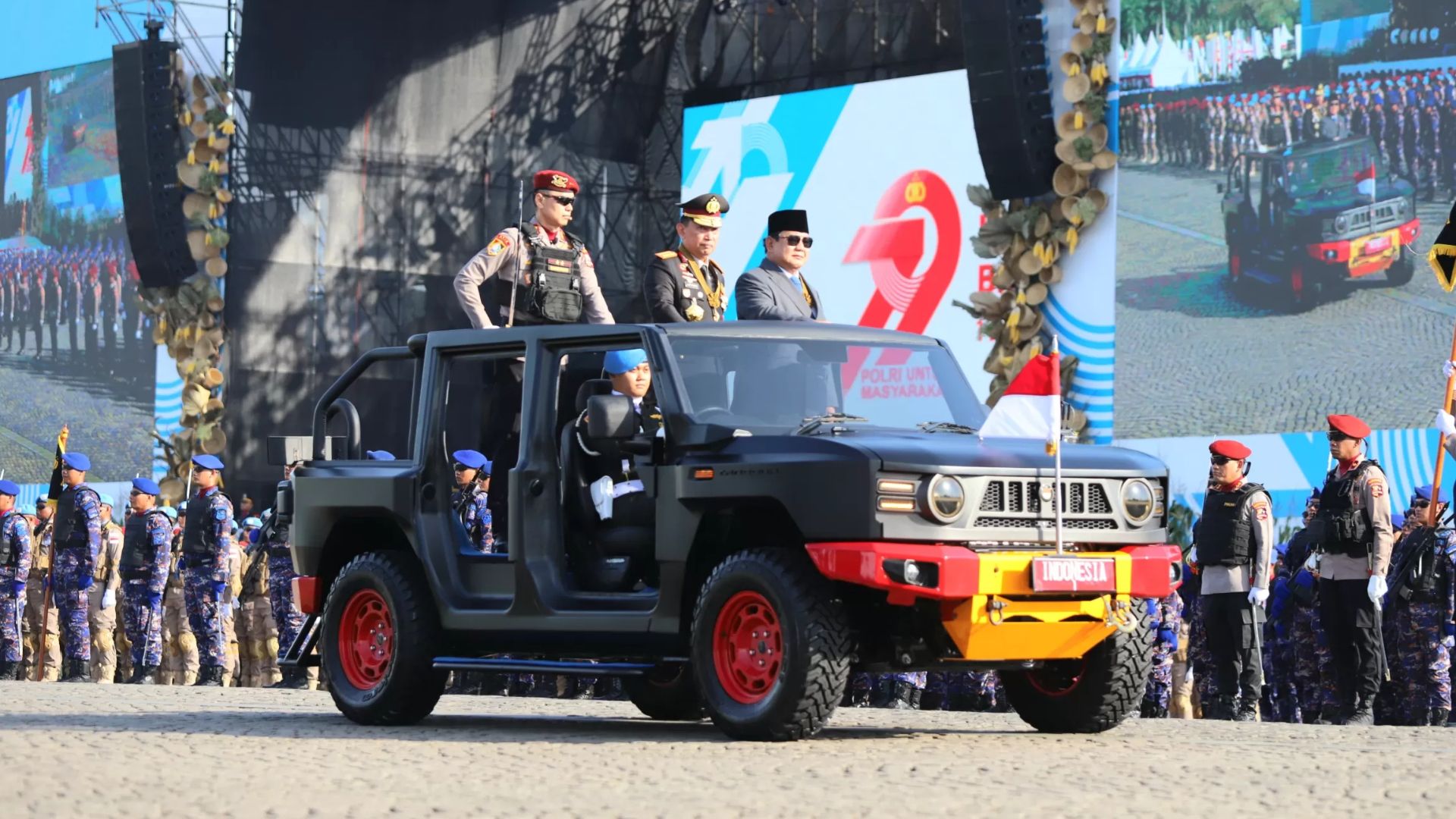 Presiden Prabowo Subianto bersama Kapolri Jenderal Listyo Sigit Prabowo memeriksa barisan pasukan menggunakan Maung MV3 Irup