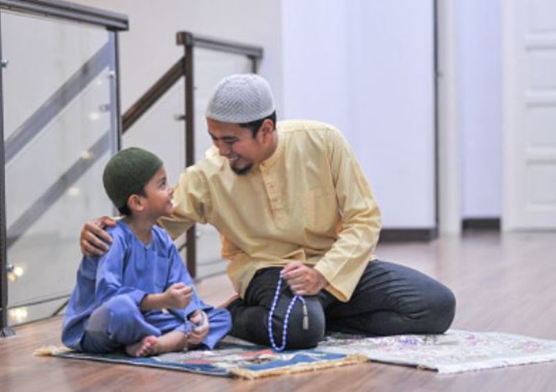 Mengajarkan sholat pada anak.