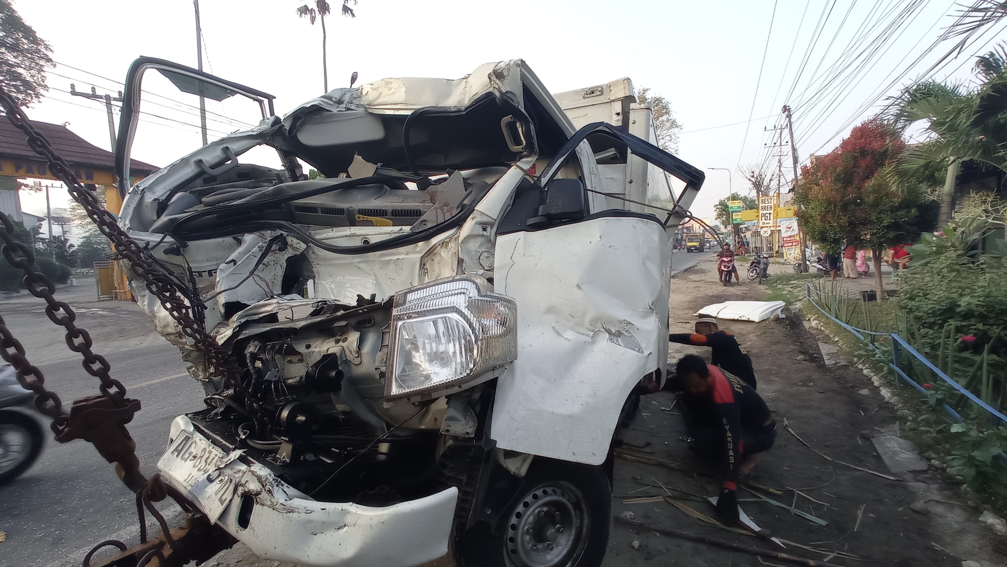 RINGSEK: Mobil pikap boks rusak parah usai menabrak truk tebu di jalan raya Madiun&ndash;Ponorogo, Desa Pagotan, Geger, Selasa (2/7).