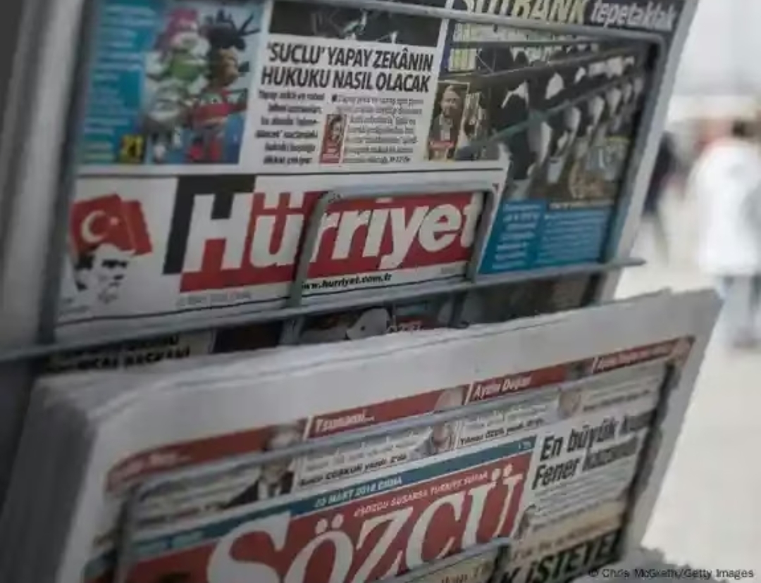 Majalah LeMan yang menampilkan gambar kartun Nabi Muhammad dan Musa menyulut kemarahan muslim Turki.