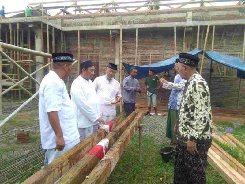 Tradisi selamatan munggah molo.