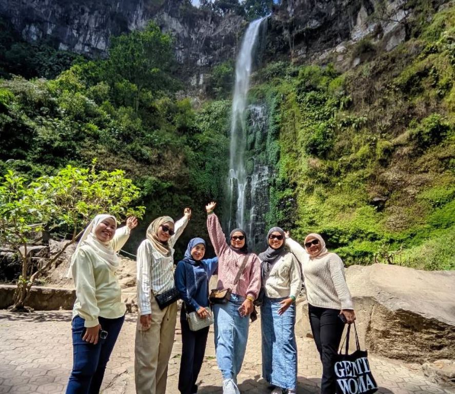 Air Terjun Coban Rondo, Batu, salah satu destinasi wisata paling populer di Jawa Timur.