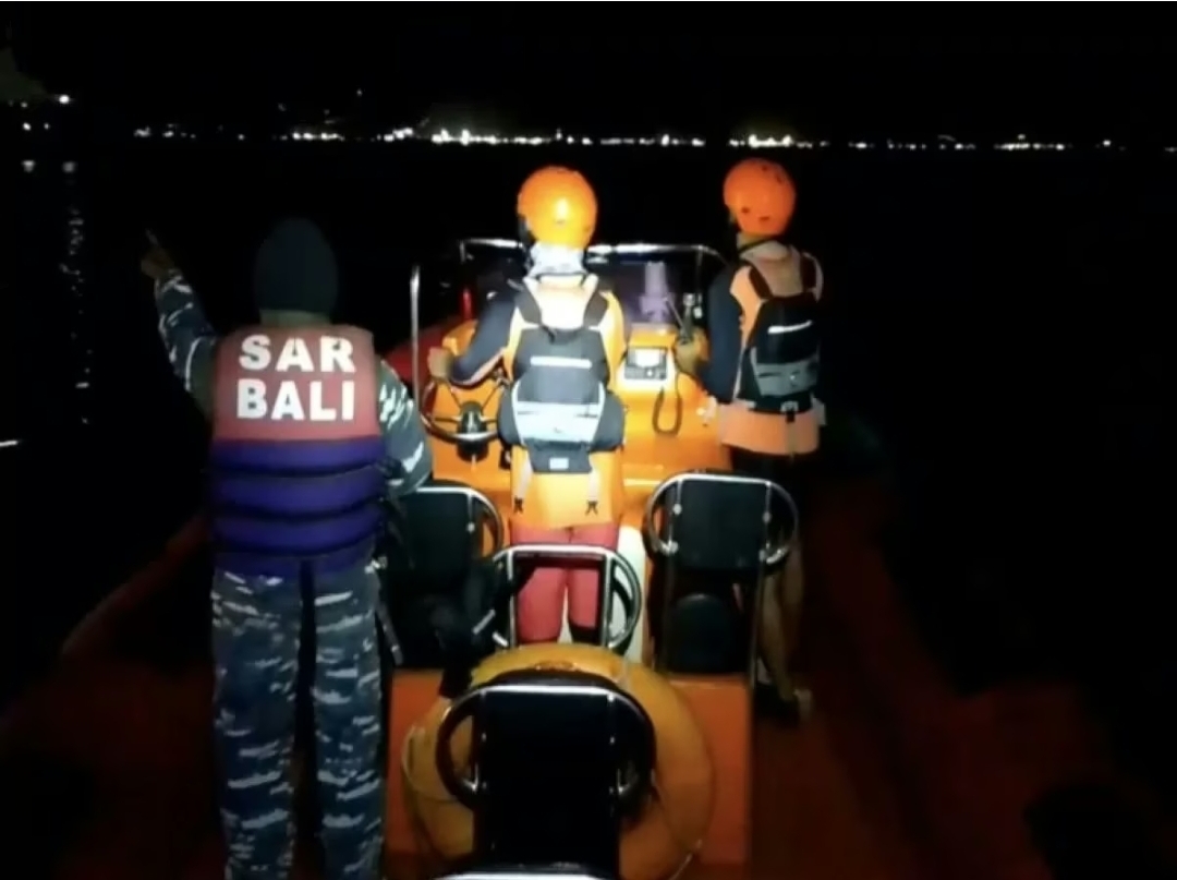 Perkembangan terbaru pencarian korban kapal tenggelam di Selat Bali.