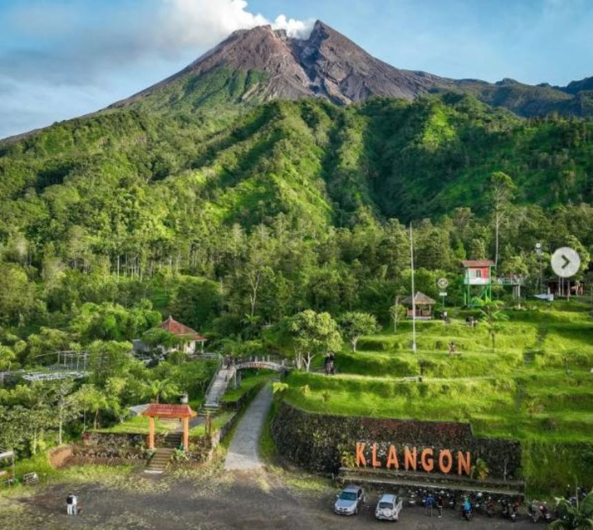 Klangon, salah satu rekomendasi wisata di Kaliurang berlatar Gunung Merapi.
