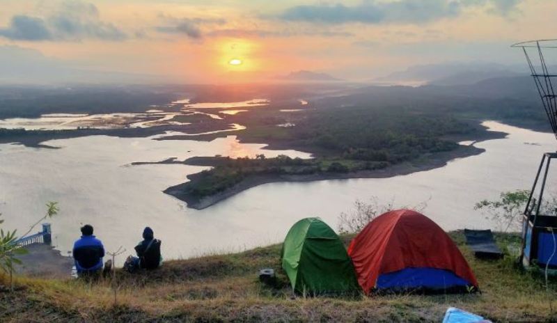 Camping di Waduk Gajah Mungkur.