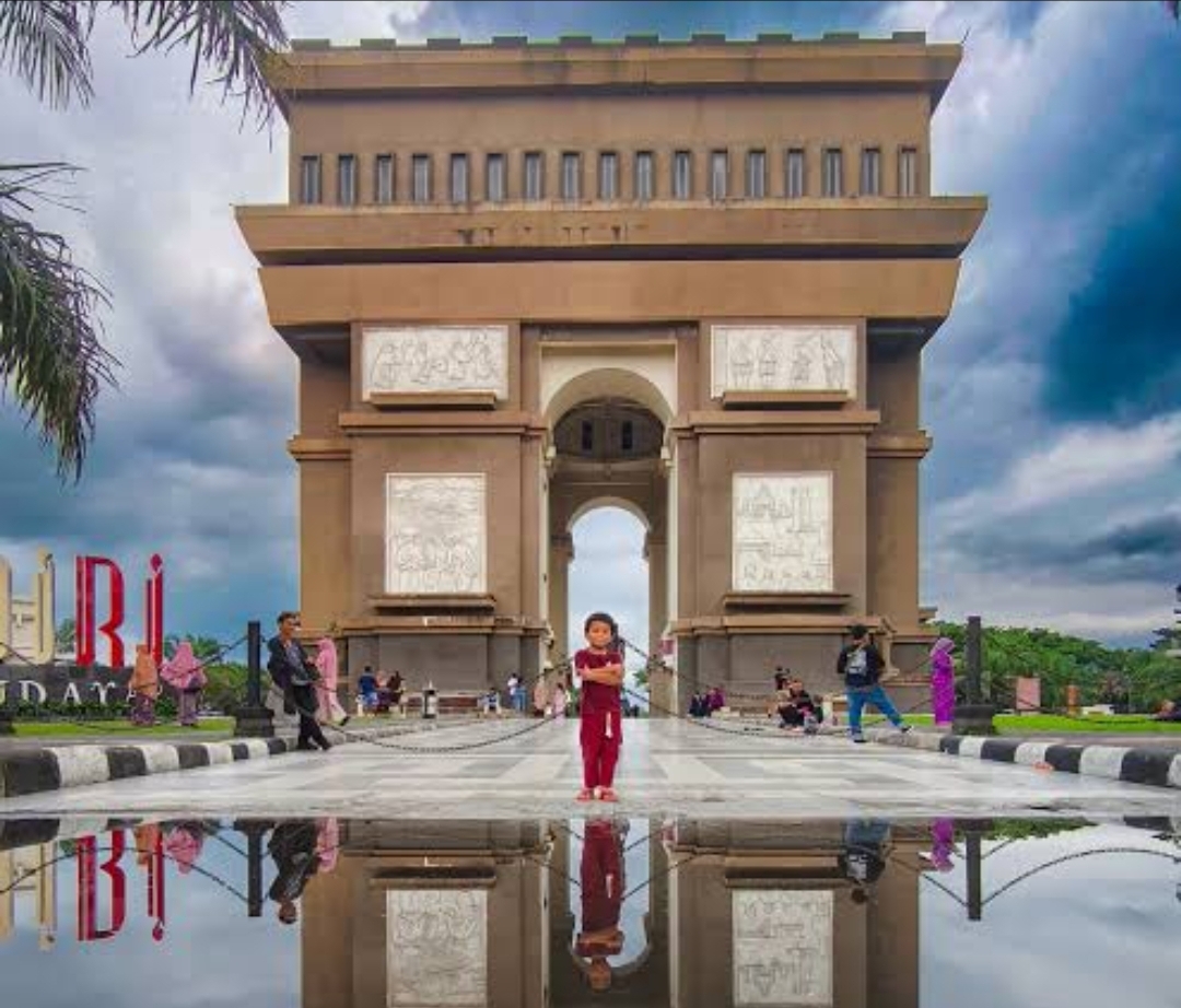 Simpang Lima Gumul Kediri.