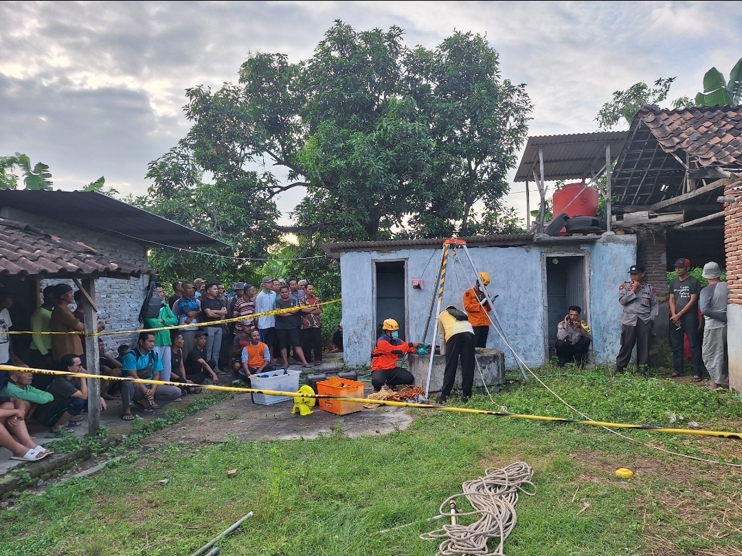 BPBD Magetan mengevakuasi jasad Sugiyem yang ditemukan mengambang di sumur rumah kosong Desa Soco, Kec. Bendo, Magetan.