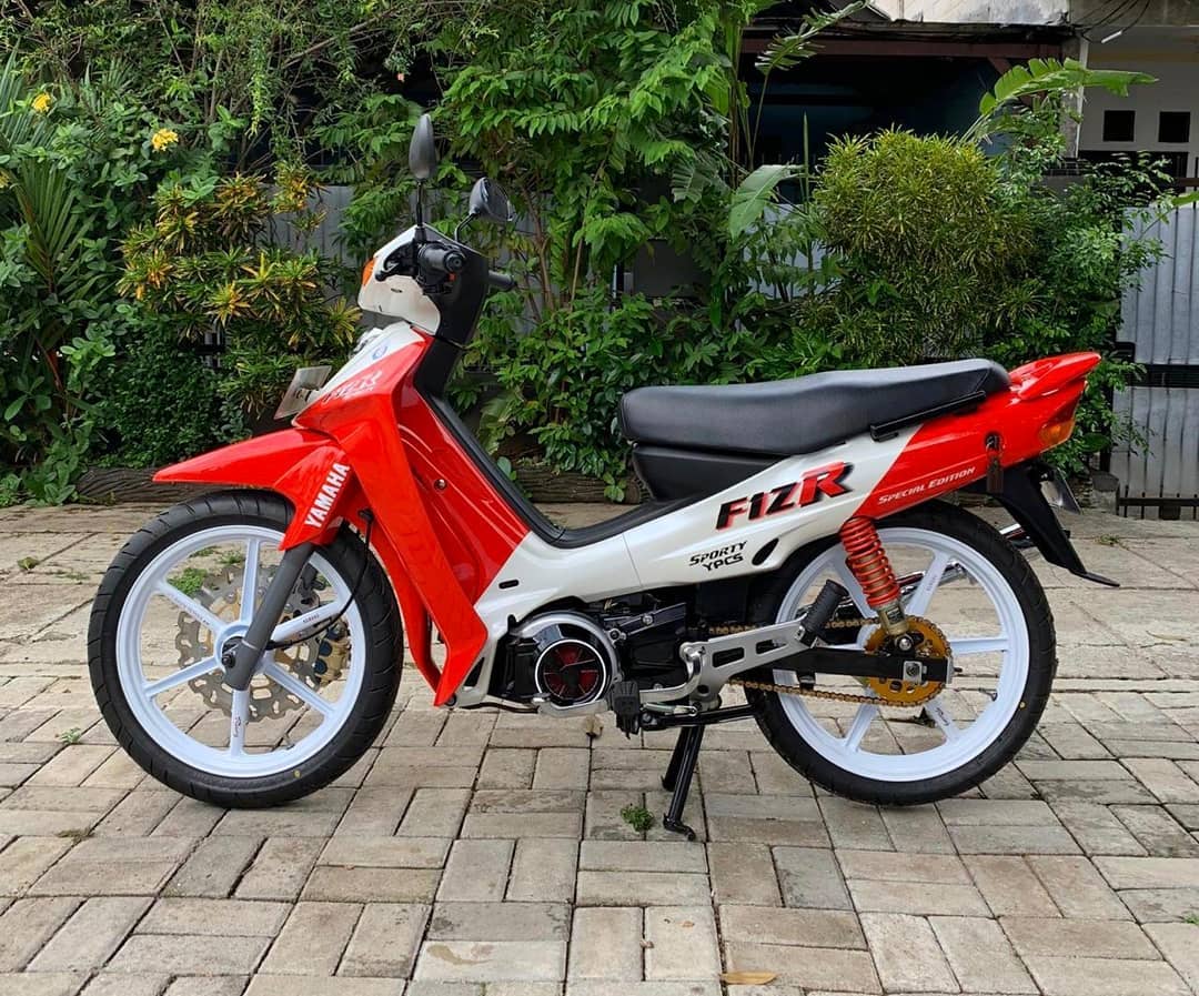 Yamaha F1ZR Marlboro Edition, motor dengan livery balap ikonik merah-putih yang kini menjadi incaran para kolektor motor klasik Indonesia.