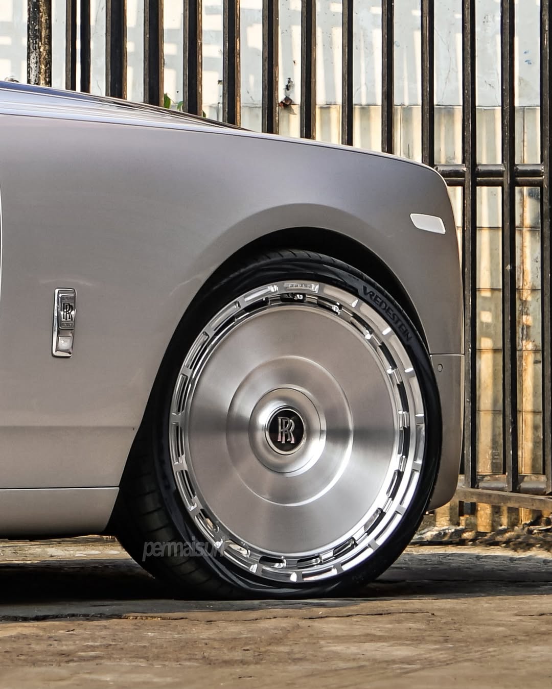 Viral logo rolls royce.