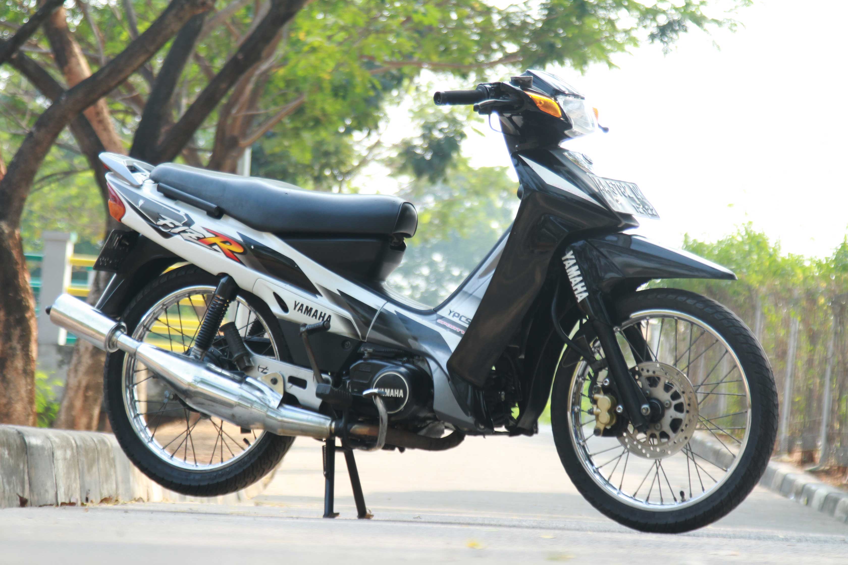 Yamah F1ZR dengan velg jari-jari
