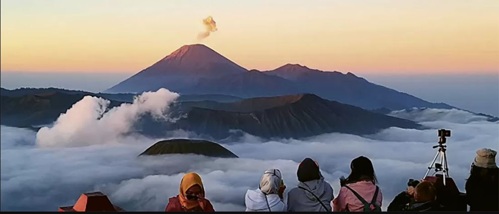 Gak perlu mendaki berat, cukup jalan kaki dari parkiran atau naik jeep buat nikmatin sunrise di Penanjakan dan kawah Bromo.