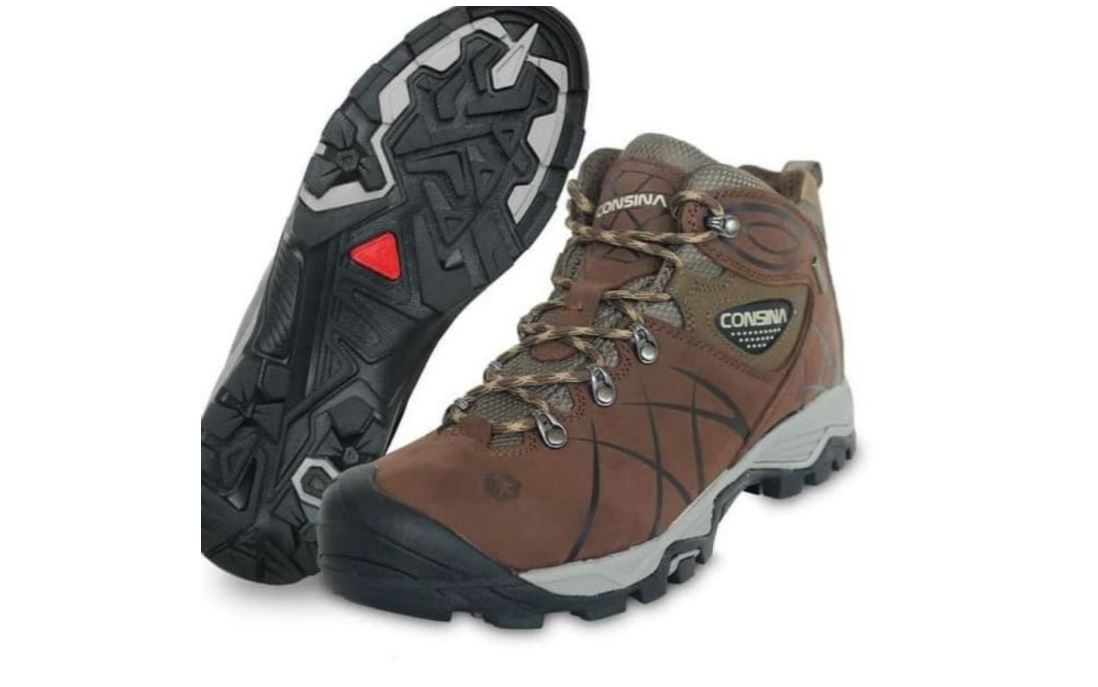 Consina Mustang hadir untuk kamu yang lebih suka sepatu model high-cut demi perlindungan ekstra.